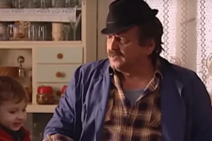 (FOTO) Malo ko bi uspio da prepozna na ulici: Evo kako danas IZGLEDA MALI TOMA iz serije ''Selo gori, a baba se češlja''