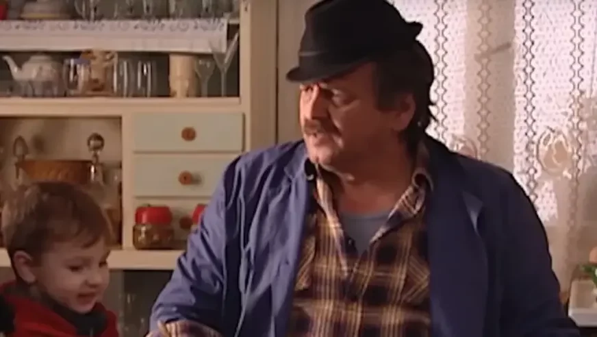 (FOTO) Malo ko bi uspio da prepozna na ulici: Evo kako danas IZGLEDA MALI TOMA iz serije ''Selo gori, a baba se češlja''