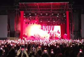 (VIDEO, FOTO) "Ovo je prvi koncert na koji smo poveli djecu" Banjalučani sabiraju utiske nakon nastupa Jakova Jozinovića, dok mladi pjevaju na sav glas, kod starijih se budi nostalgija
