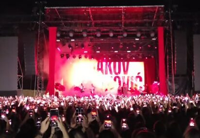 (VIDEO, FOTO) "Ovo je prvi koncert na koji smo poveli djecu" Banjalučani sabiraju utiske nakon nastupa Jakova Jozinovića, dok mladi pjevaju na sav glas, kod starijih se budi nostalgija