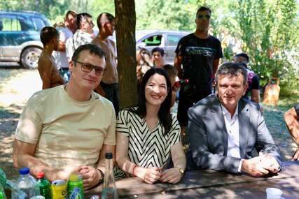 (FOTO) „Divna prilika za druženje i susret sa narodom“ Trivićeva na kotlićijadi sa Blanušom i Božovićem