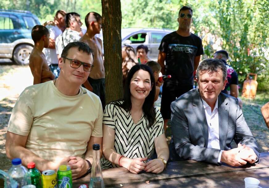 (FOTO) „Divna prilika za druženje i susret sa narodom“ Trivićeva na kotlićijadi sa Blanušom i Božovićem