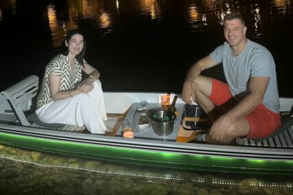(FOTO) Jelena Trivić sa suprugom uživala na Vrbasu: Dajak je simbol Banjaluke i sve veća atrakcija