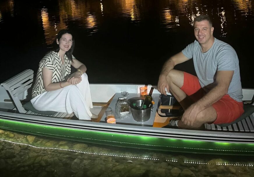 (FOTO) Jelena Trivić sa suprugom uživala na Vrbasu: Dajak je simbol Banjaluke i sve veća atrakcija