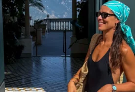 (FOTO) Šlic do kuka i gola leđa: Ana Ivanović u odjevnoj kombinaciji bez brushaltera, mreže gore zbog njenog zgodnog tijela