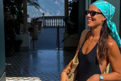 (FOTO) Šlic do kuka i gola leđa: Ana Ivanović u odjevnoj kombinaciji bez brushaltera, mreže gore zbog njenog zgodnog tijela