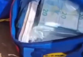 (VIDEO) Nesvakidašnja scena: Talasi na plažu izbacili blizu 700.000 evra, kupači ostali u šoku