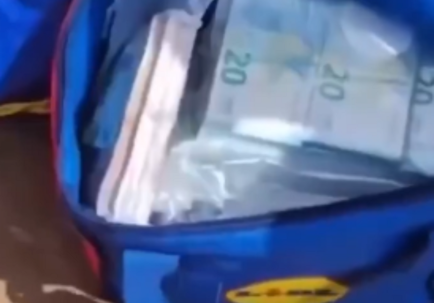 (VIDEO) Nesvakidašnja scena: Talasi na plažu izbacili blizu 700.000 evra, kupači ostali u šoku