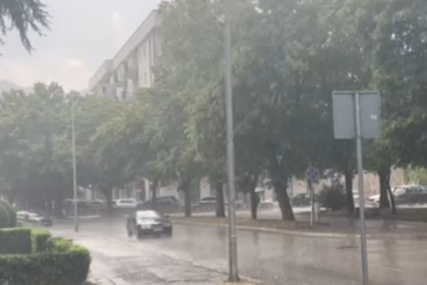(VIDEO) KIŠA KONAČNO STIGLA U TREBINJE Poslije suše i požara grad dobio dugo očekivano osvježenje