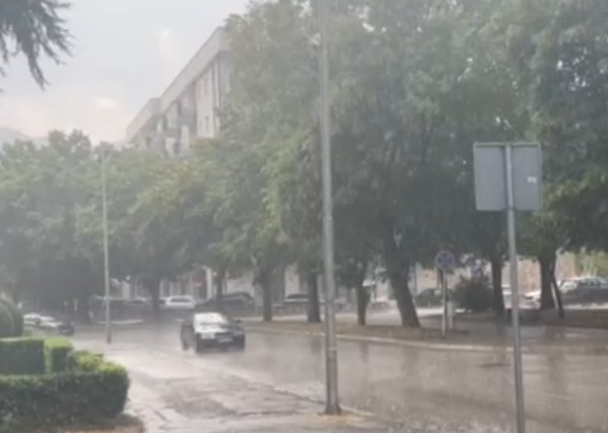 (VIDEO) KIŠA KONAČNO STIGLA U TREBINJE Poslije suše i požara grad dobio dugo očekivano osvježenje