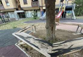 Vandalizam u Banjaluci šokirao građane: Dječije klupe polivene motornim uljem, prizor zatekao sve