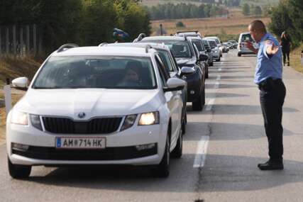 (VIDEO, FOTO) Gužva u Stričićima: Evo koliko košta parkiranje na Kočićevom zboru
