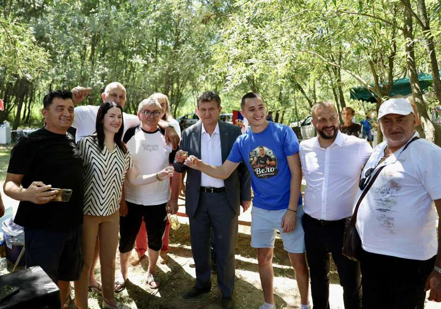 (FOTO) "Ovako se čuva duh naših krajeva" Blanuša, Nešković i Božović na 9. Kotlićijadi u Brestovu, evo kako je proteklo druženje