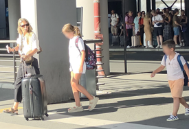 (VIDEO) KRISTINA RADENKOVIĆ SA KĆERKOM I SINOM NA AERODROMU Voditeljka u ležernom izdanju, a mališani na leđima nose rančeve