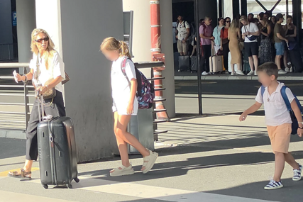 (VIDEO) KRISTINA RADENKOVIĆ SA KĆERKOM I SINOM NA AERODROMU Voditeljka u ležernom izdanju, a mališani na leđima nose rančeve