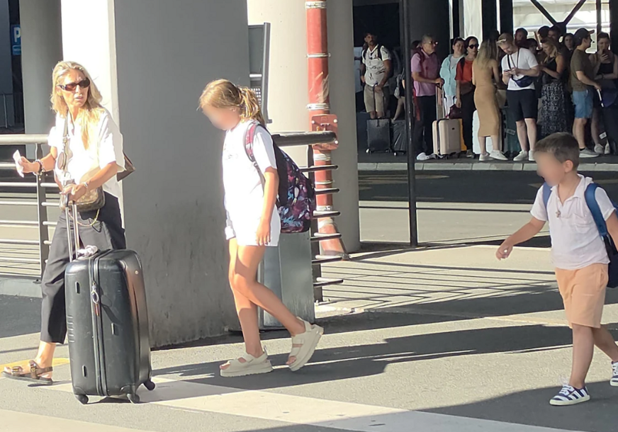 (VIDEO) KRISTINA RADENKOVIĆ SA KĆERKOM I SINOM NA AERODROMU Voditeljka u ležernom izdanju, a mališani na leđima nose rančeve