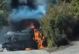(VIDEO) DRAMA U MOSTARU Motocikl se sudario sa vatrogasnim vozilom, pa izbio požar