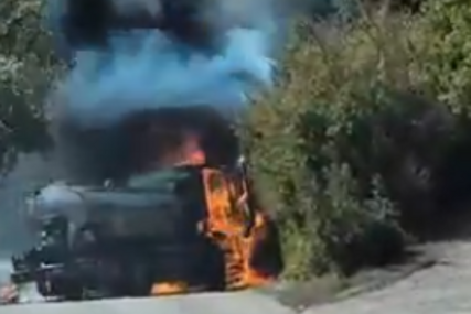(VIDEO) DRAMA U MOSTARU Motocikl se sudario sa vatrogasnim vozilom, pa izbio požar