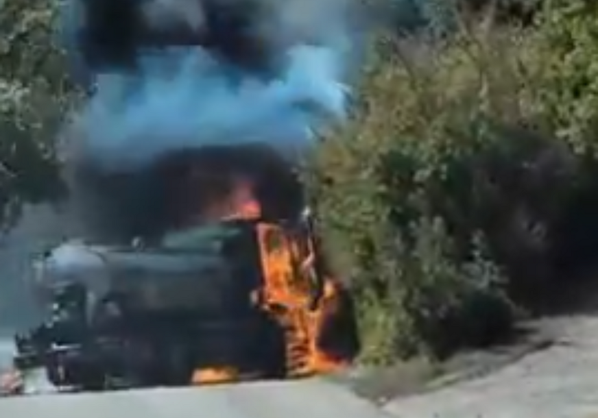 (VIDEO) DRAMA U MOSTARU Motocikl se sudario sa vatrogasnim vozilom, pa izbio požar