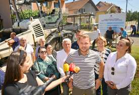 (FOTO) ZAVRŠETAK ASFALTIRANJA Draško Stanivuković obišao Malu ulicu u Šargovcu i najavio brojne projekte