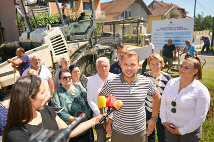 (FOTO) ZAVRŠETAK ASFALTIRANJA Draško Stanivuković obišao Malu ulicu u Šargovcu i najavio brojne projekte
