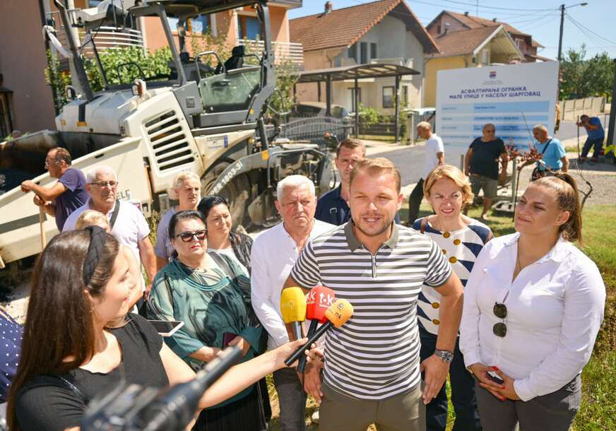 (FOTO) ZAVRŠETAK ASFALTIRANJA Draško Stanivuković obišao Malu ulicu u Šargovcu i najavio brojne projekte