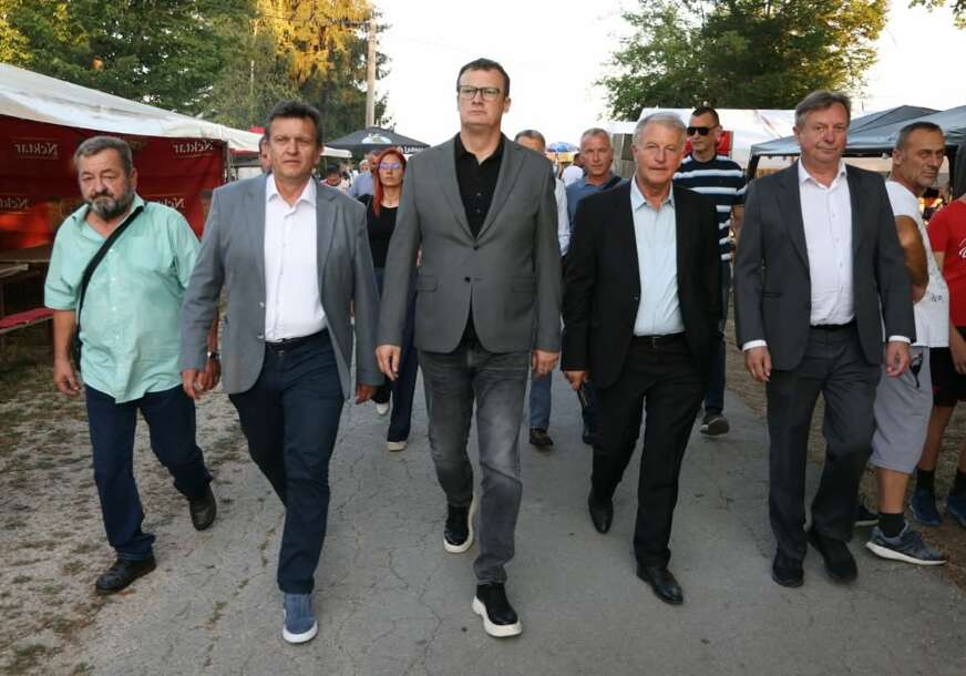(VIDEO, FOTO) SJEĆANJE NA KORIJENE Marinko Božović poručio da nasljeđe osnivača SDS obavezuje na jedinstvo i borbu za Srpsku