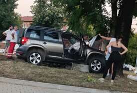 NESREĆA U BANJALUCI Automobilom se zabio u drvo, intervenisala i Hitna