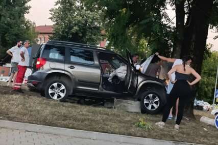 NESREĆA U BANJALUCI Automobilom se zabio u drvo, intervenisala i Hitna