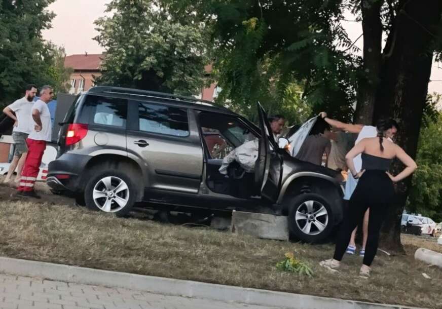 NESREĆA U BANJALUCI Automobilom se zabio u drvo, intervenisala i Hitna