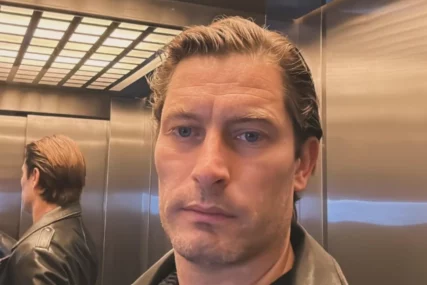 (FOTO) SELFI SA SINOVIMA U LIFTU Petar Benčina zabilježio simpatičan trenutak sa nasljednicima