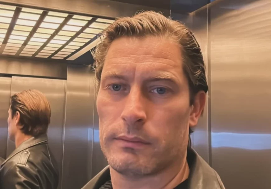 (FOTO) SELFI SA SINOVIMA U LIFTU Petar Benčina zabilježio simpatičan trenutak sa nasljednicima