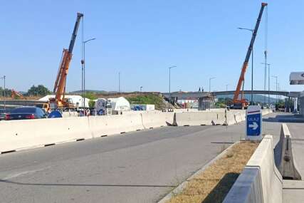 Novi nadvožnjak stigao u Trn: Nakon rušenja starog, postavljena nova konstrukcija na brzoj cesti Banjaluka-Laktaši