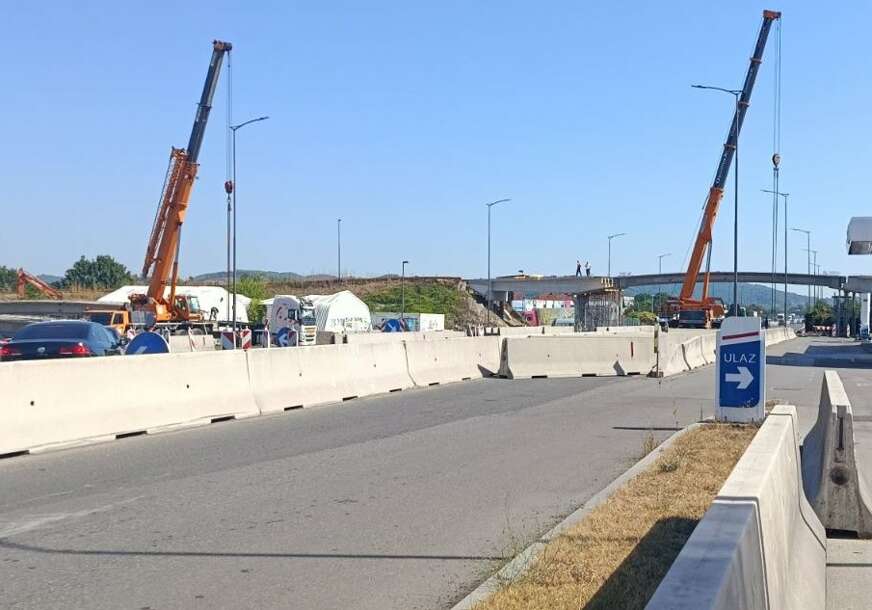 Novi nadvožnjak stigao u Trn: Nakon rušenja starog, postavljena nova konstrukcija na brzoj cesti Banjaluka-Laktaši