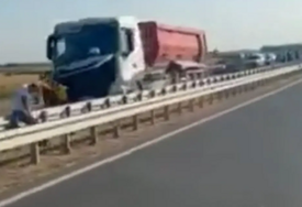 (VIDEO) POGINULA 2 RADNIKA Teška nesreća na brzoj cesti, uhapšen vozač kamiona
