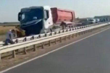 (VIDEO) POGINULA 2 RADNIKA Teška nesreća na brzoj cesti, uhapšen vozač kamiona