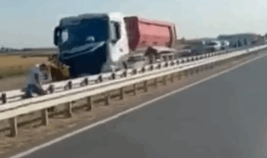 (VIDEO) POGINULA 2 RADNIKA Teška nesreća na brzoj cesti, uhapšen vozač kamiona