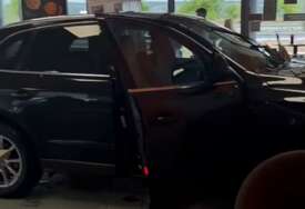 (VIDEO) AUTOMOBIL ZAVRŠIO U IZLOGU RESTORANA Neobična saobraćajna nesreća na odmorištu u Hrvatskoj