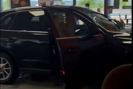 (VIDEO) AUTOMOBIL ZAVRŠIO U IZLOGU RESTORANA Neobična saobraćajna nesreća na odmorištu u Hrvatskoj
