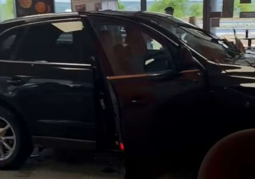 (VIDEO) AUTOMOBIL ZAVRŠIO U IZLOGU RESTORANA Neobična saobraćajna nesreća na odmorištu u Hrvatskoj