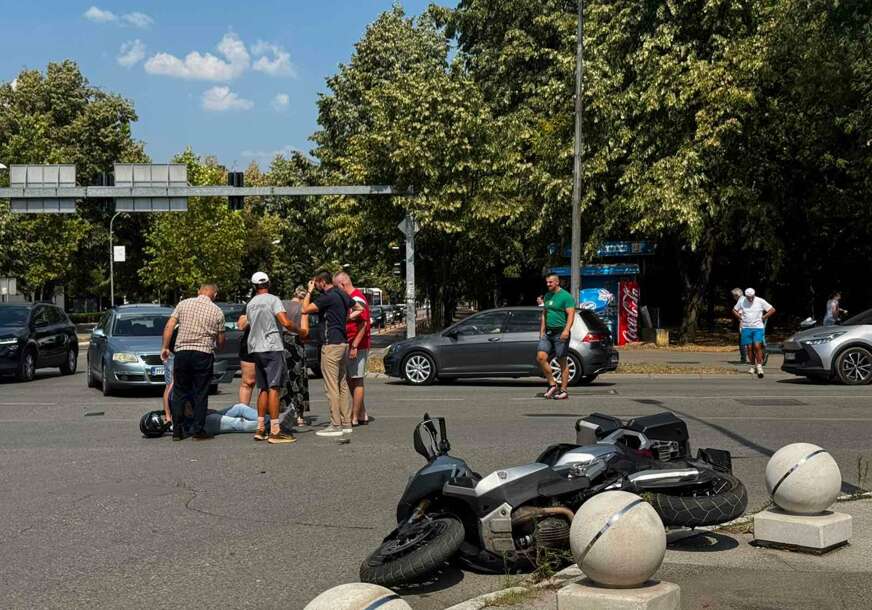 Na licu mjesta Hitna pomoć: Sudar auta i motora kod Narodnog pozorišta u Banjaluci