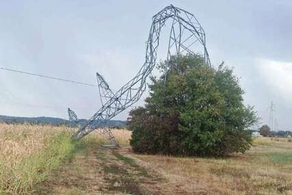 (FOTO) NEVRIJEME PROTUTNJALO SRPSKOM Kvarovi na dalekovodima u Prijedoru, Dubici, Laktašima, Prnjavoru i Banjaluci