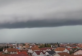 (VIDEO) Zastrašujuće ili impresivno? Nad ovim gradom danas se formirao OBLAK - POLICA, pogledajte šta nagovještava