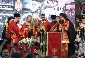 (VIDEO, FOTO) "Kroz Mrkonjić je prošlo 100.000 prognanika iz Krajine" Liturgijom počeo centralni komemorativni skup u znak sjećanja na žrtve "Oluje"
