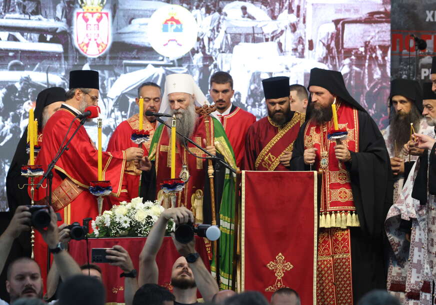 (VIDEO, FOTO) "Kroz Mrkonjić je prošlo 100.000 prognanika iz Krajine" Liturgijom počeo centralni komemorativni skup u znak sjećanja na žrtve "Oluje"