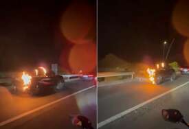 (VIDEO) DRAMA KOD OMIŠA Vozilo planulo u vožnji, građani pokušavali zaustaviti vozača