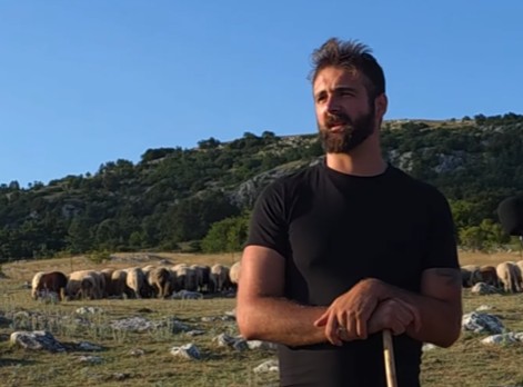 (VIDEO) "Što sam imao više para, bio sam nesrećniji" Filip se sa porodicom iz Njemačke VRATIO u BiH i kupio ovce