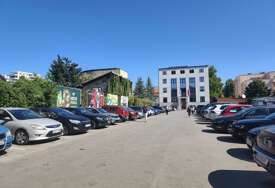 (FOTO) Parking rulet u Banjaluci: Parkinzi puni, PAPIRIĆA NIGDJE - plaćamo li SMS porukom ili igramo na sreću?