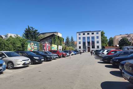 (FOTO) Parking rulet u Banjaluci: Parkinzi puni, PAPIRIĆA NIGDJE - plaćamo li SMS porukom ili igramo na sreću?