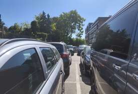 "Samo sam izašla po uloške, a ‘ladno su mi napisali kaznu" Polemika oko NAPLATE PARKINGA u Banjaluci ne jenjava, GRAĐANI OSULI PALJBU